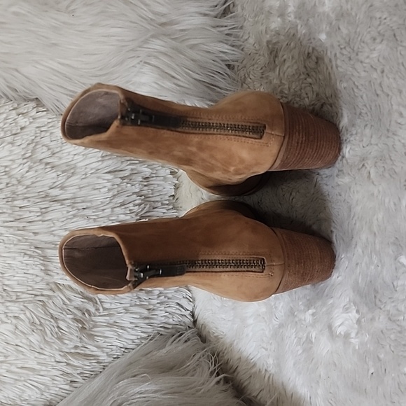 VINCE CAMUTO HADLEY BOOTS - Picture 9 of 10